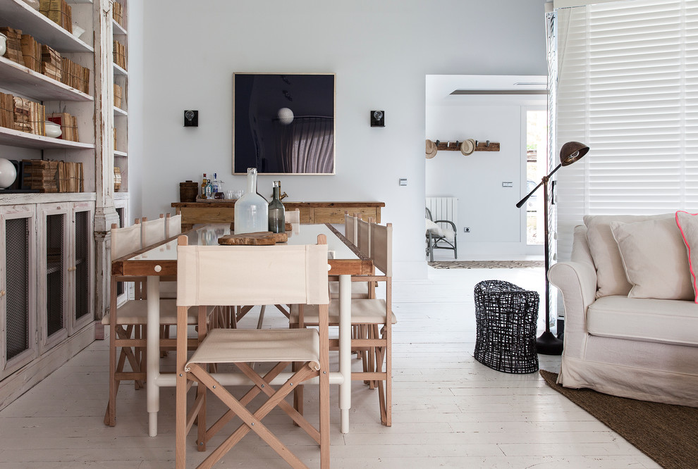 Inspiration för en stor minimalistisk separat matplats, med vita väggar och målat trägolv