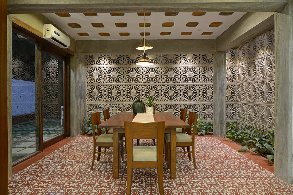 Inspiration pour une salle à manger design de taille moyenne avec un sol marron.
