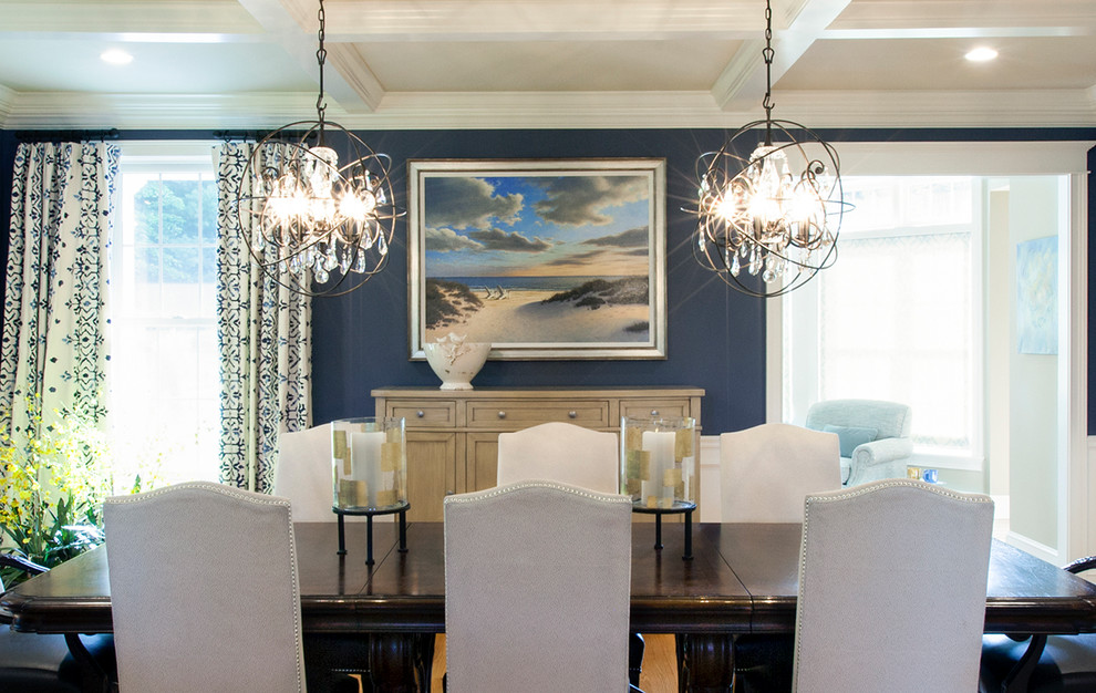 Foto di una grande sala da pranzo classica chiusa con pareti blu, pavimento in legno massello medio e nessun camino
