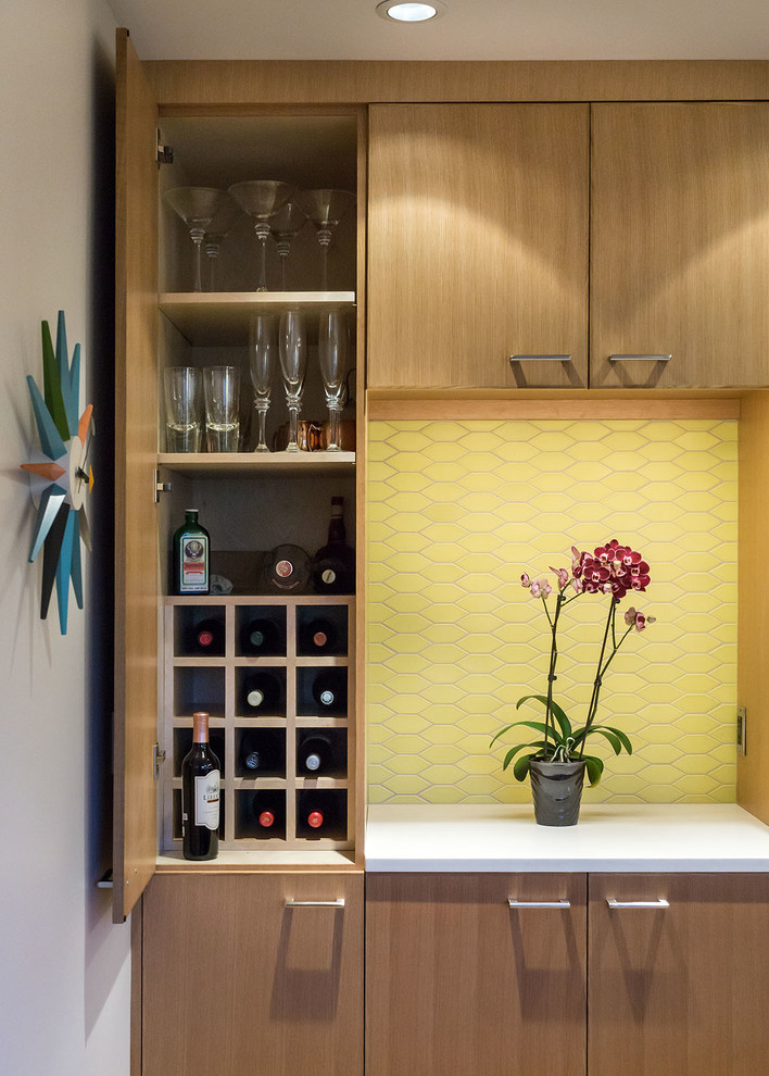 Ispirazione per una sala da pranzo aperta verso la cucina minimal con pareti beige e pavimento in legno massello medio
