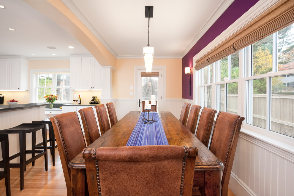 Стильный дизайн: маленькая кухня-столовая в стиле фьюжн с фиолетовыми стенами и полом из бамбука для на участке и в саду - последний тренд