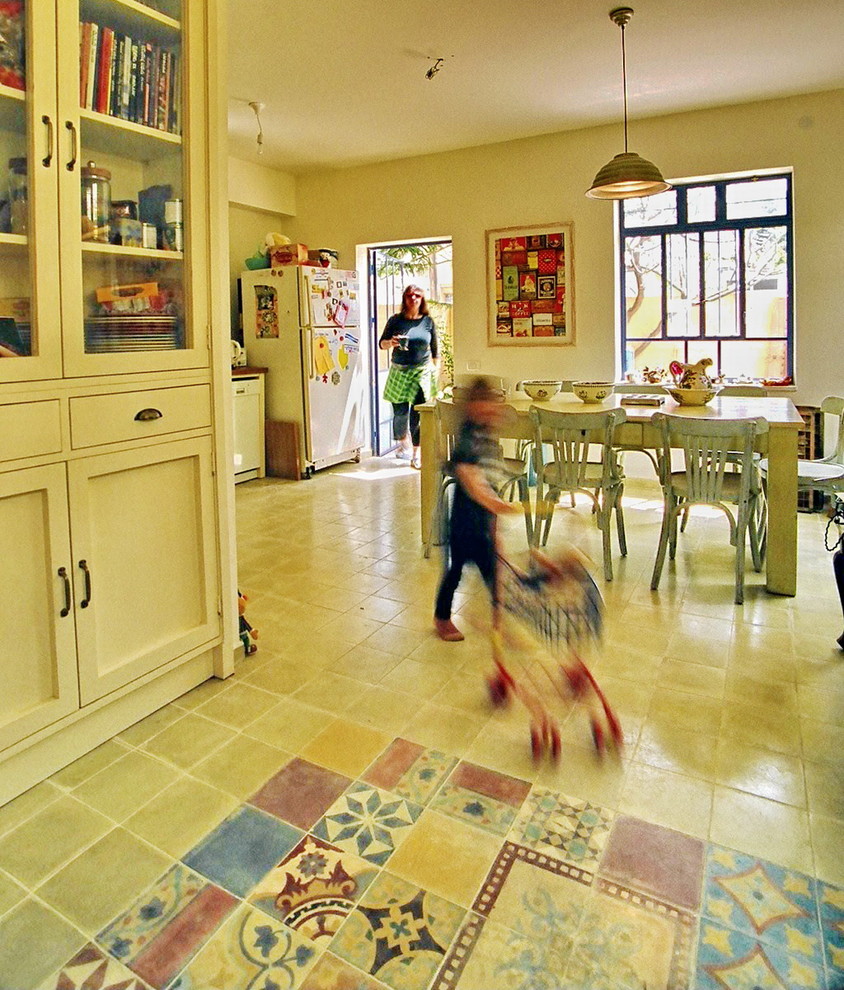 Dining room - eclectic dining room idea in Tel Aviv