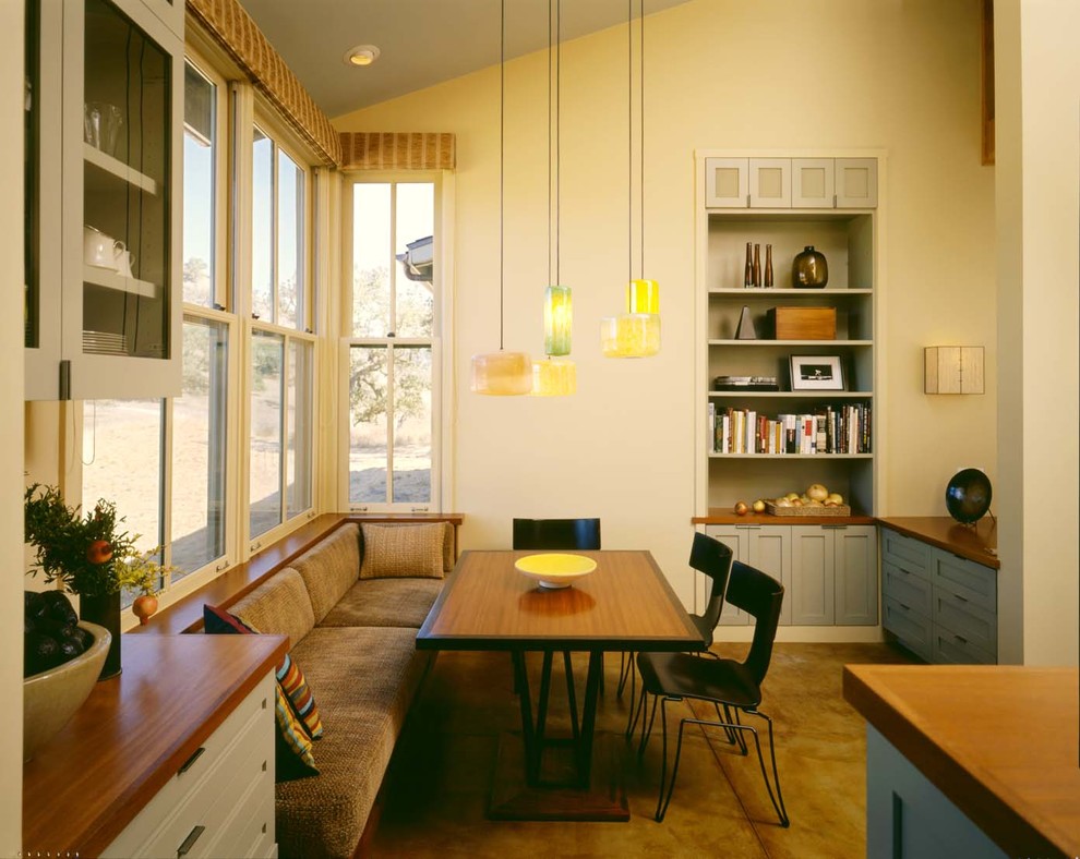 Inspiration pour une salle à manger design avec sol en béton ciré.