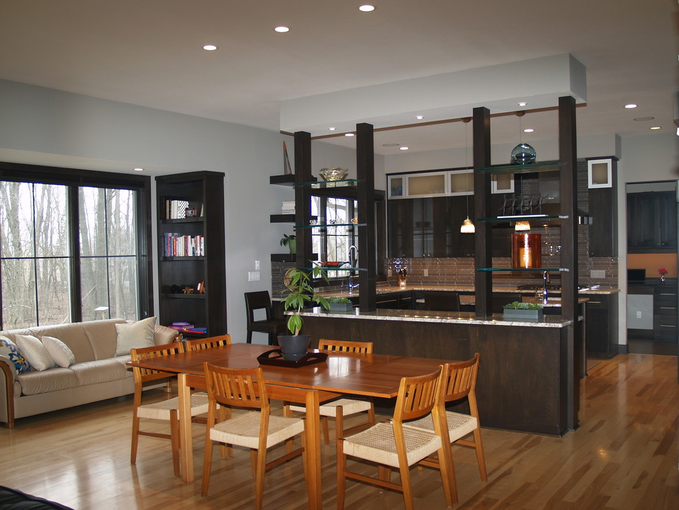 Imagen de comedor contemporáneo grande abierto con paredes grises y suelo de madera clara