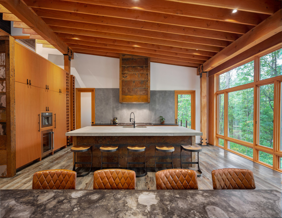 Идея дизайна: большая гостиная-столовая в стиле модернизм с оранжевыми стенами, паркетным полом среднего тона, двусторонним камином, фасадом камина из металла и серым полом