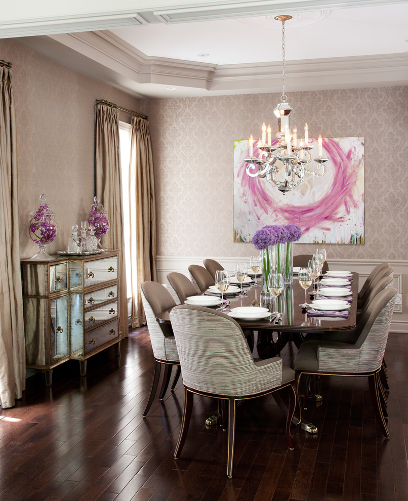 Immagine di una sala da pranzo classica con parquet scuro e pareti beige