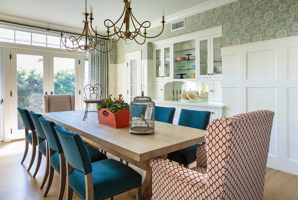 Esempio di una grande sala da pranzo aperta verso la cucina stile marino con pareti blu, parquet chiaro, nessun camino e pavimento marrone