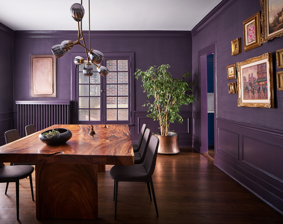 Свежая идея для дизайна: отдельная столовая в современном стиле с фиолетовыми стенами - отличное фото интерьера