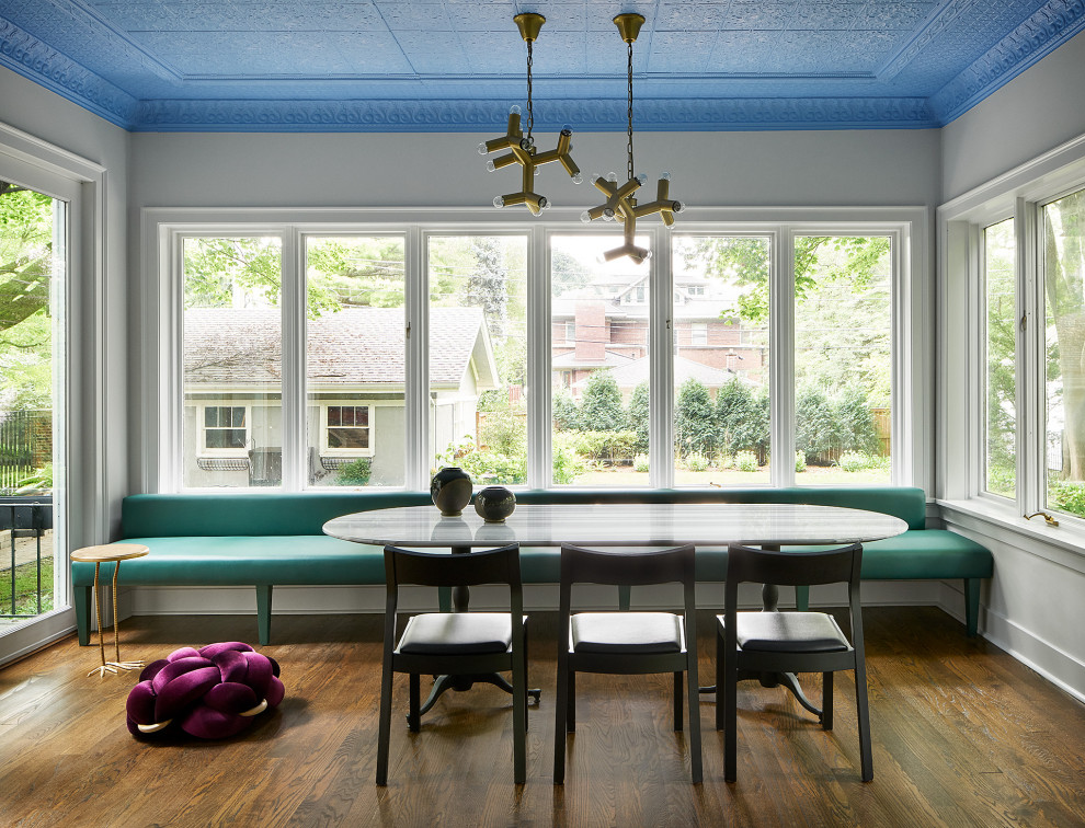 Ispirazione per una sala da pranzo aperta verso il soggiorno contemporanea con pareti bianche