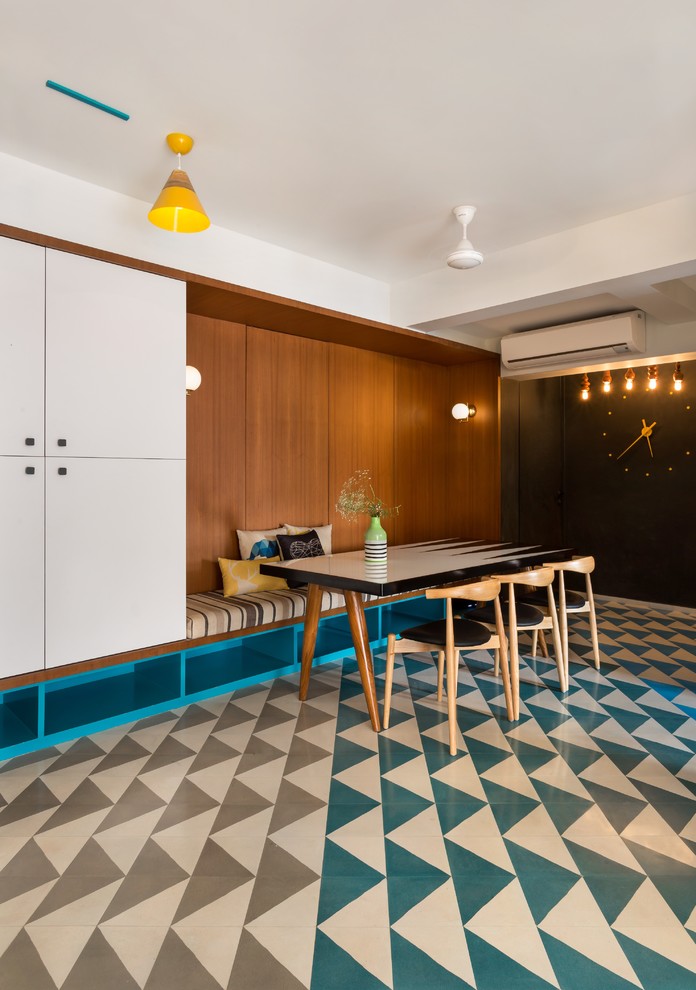 Foto di una sala da pranzo aperta verso il soggiorno contemporanea con pareti multicolore e pavimento multicolore