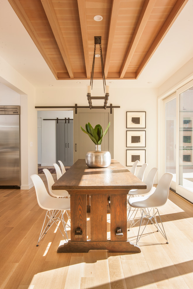 Foto de comedor de cocina campestre grande sin chimenea con paredes blancas, suelo de madera clara y suelo marrón