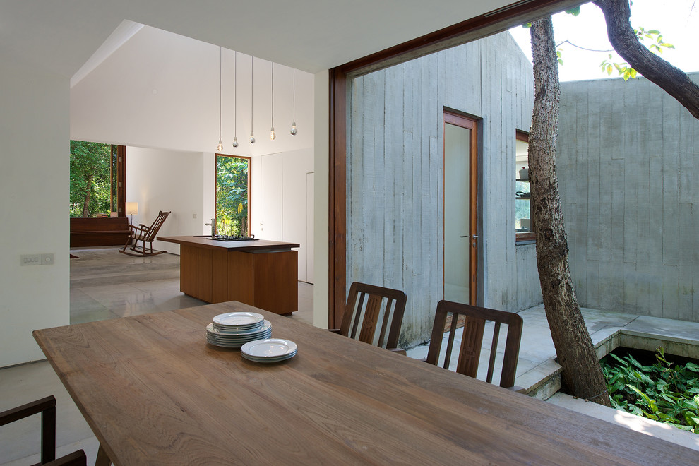 Пример оригинального дизайна: гостиная-столовая среднего размера в стиле модернизм с белыми стенами без камина