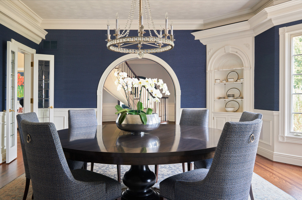 Источник вдохновения для домашнего уюта: отдельная столовая в классическом стиле с синими стенами, паркетным полом среднего тона, коричневым полом, панелями на стенах и обоями на стенах