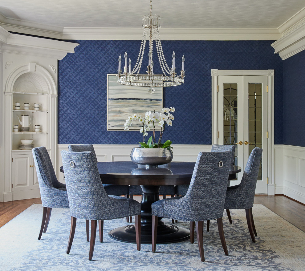 Immagine di una sala da pranzo tradizionale con pareti blu, pavimento in legno massello medio e pavimento marrone