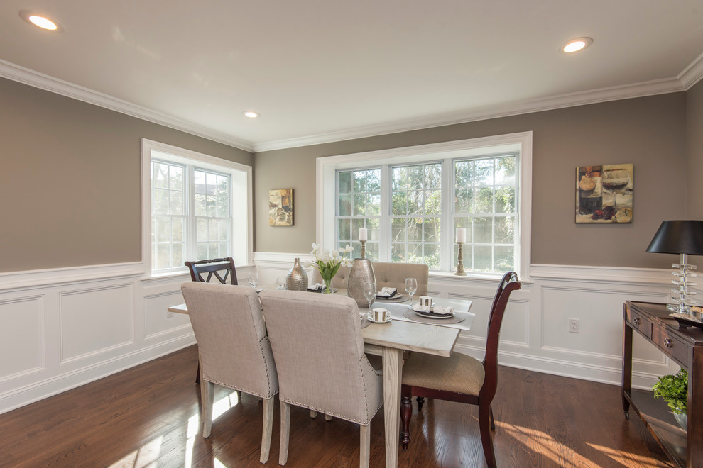 Immagine di una sala da pranzo aperta verso la cucina classica di medie dimensioni con pareti beige, pavimento in legno massello medio, nessun camino e pavimento marrone