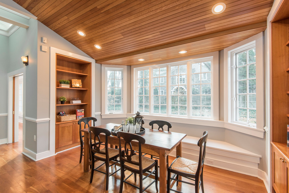 Foto di una sala da pranzo aperta verso la cucina chic di medie dimensioni con pareti blu, pavimento in legno massello medio, nessun camino e pavimento marrone