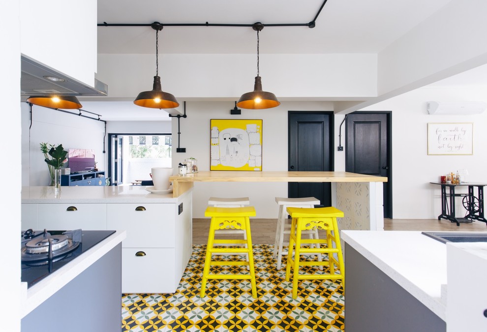 Réalisation d'une salle à manger ouverte sur la cuisine bohème avec un mur blanc et un sol multicolore.