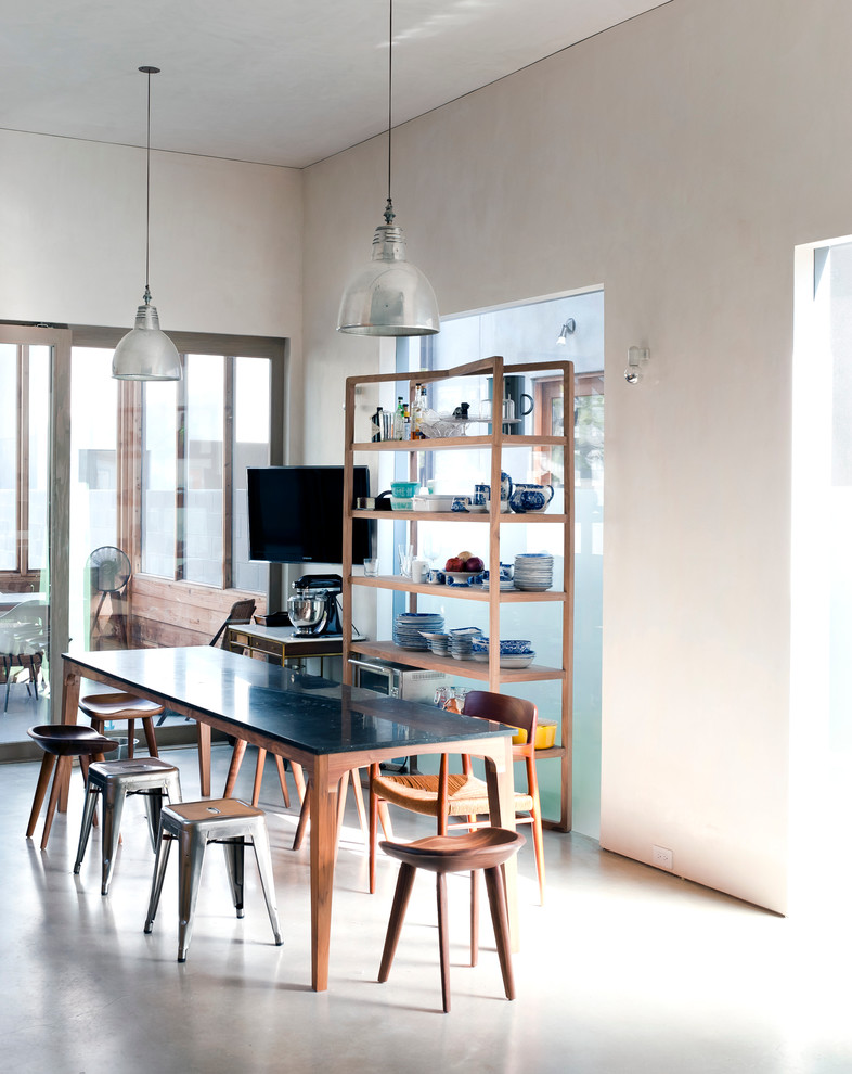 Свежая идея для дизайна: гостиная-столовая среднего размера в современном стиле с бежевыми стенами и бетонным полом без камина - отличное фото интерьера
