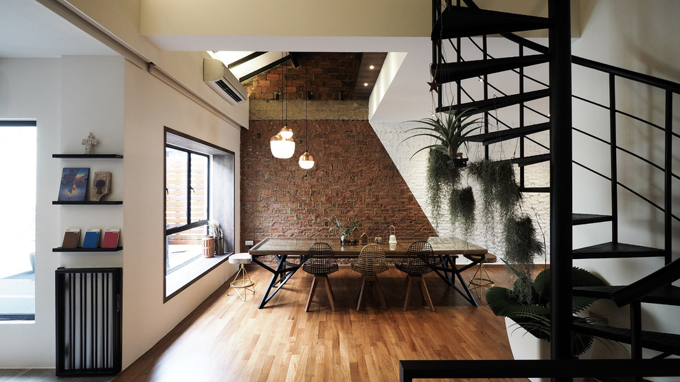 Esempio di una sala da pranzo design di medie dimensioni con pavimento in legno massello medio