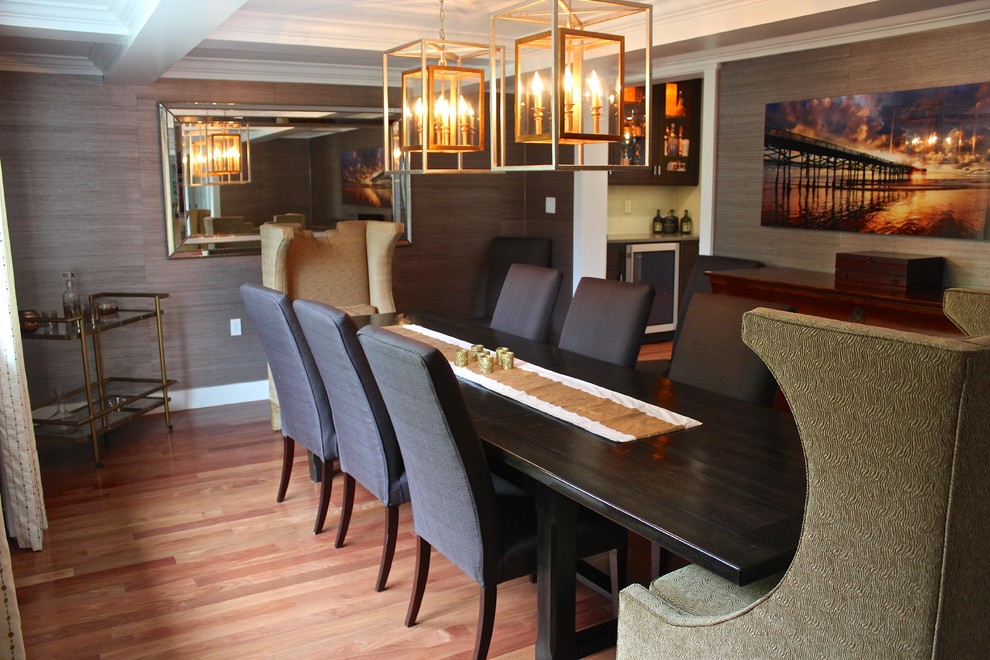 На фото: большая отдельная столовая в современном стиле с коричневыми стенами и светлым паркетным полом