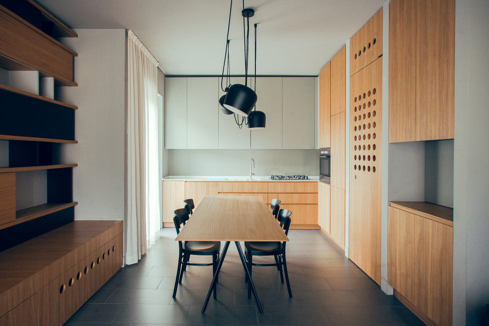 Foto på ett mellanstort funkis kök med matplats, med grå väggar, kalkstensgolv och grått golv