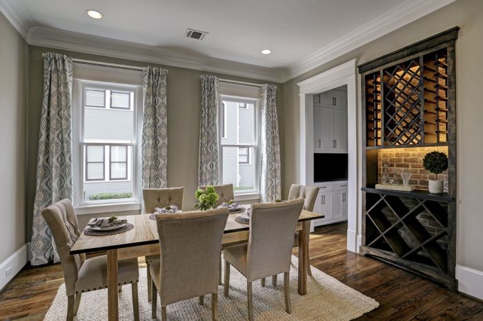 Exemple d'une salle à manger ouverte sur la cuisine craftsman de taille moyenne avec un sol en bois brun, un mur gris et un sol marron.