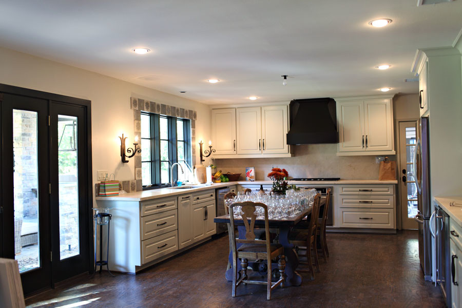 Esempio di una cucina classica chiusa e di medie dimensioni con parquet scuro e pavimento marrone