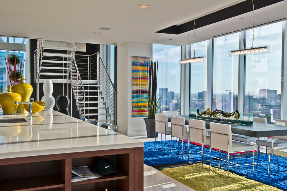Große Moderne Wohnküche mit weißer Wandfarbe und Porzellan-Bodenfliesen in Houston