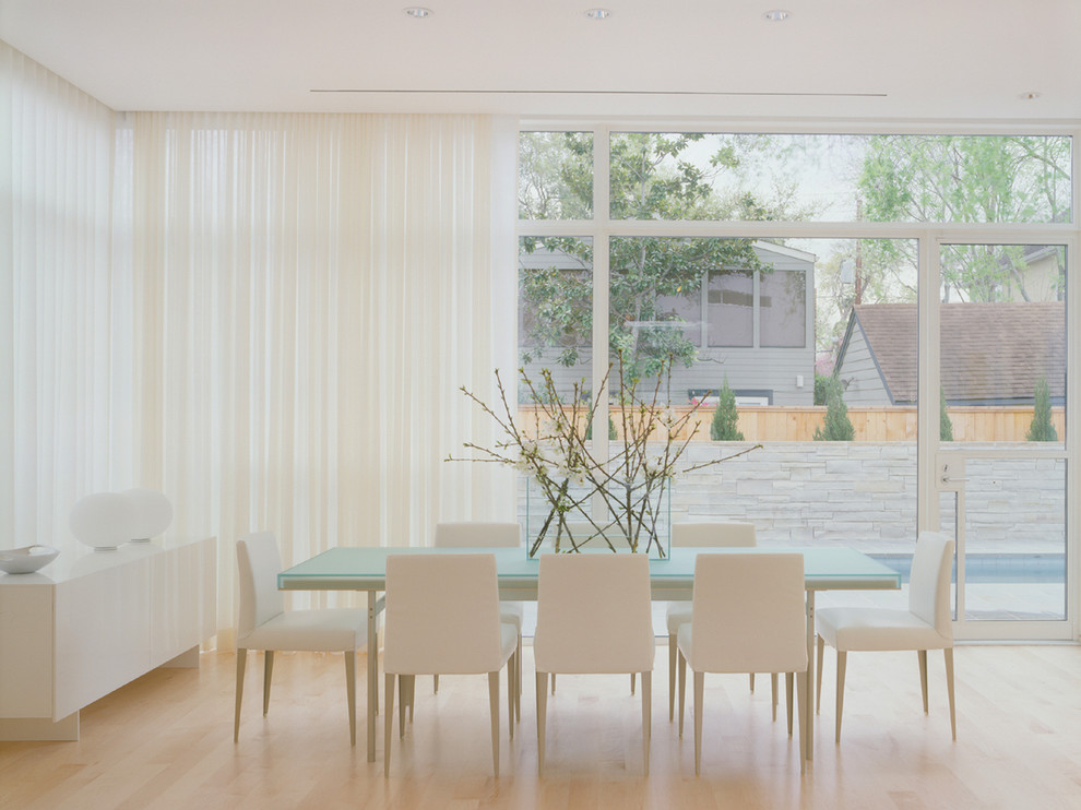 This is an example of a modern dining room in Houston.