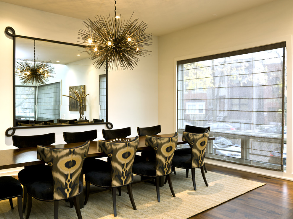 Idée de décoration pour une salle à manger minimaliste avec un mur beige et parquet foncé.