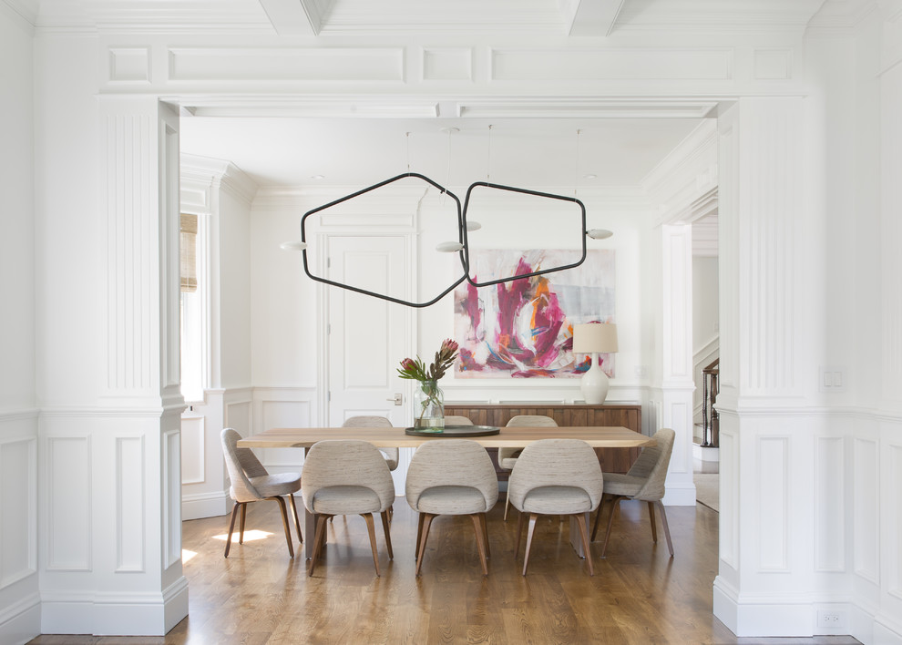 Idee per una sala da pranzo tradizionale chiusa con pareti bianche, pavimento in legno massello medio e pavimento marrone