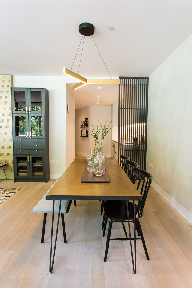 Стильный дизайн: кухня-столовая среднего размера в восточном стиле с белыми стенами, светлым паркетным полом и бежевым полом без камина - последний тренд