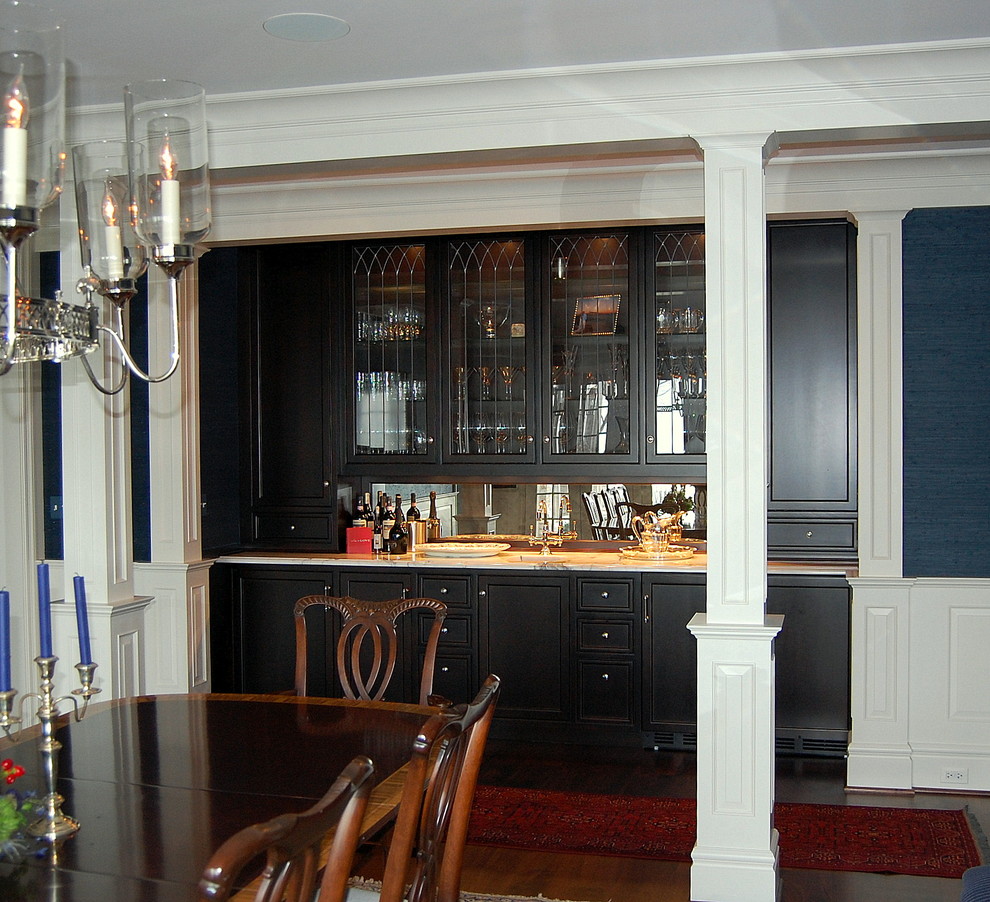Idee per una sala da pranzo aperta verso la cucina tradizionale di medie dimensioni con pareti blu, parquet scuro e nessun camino