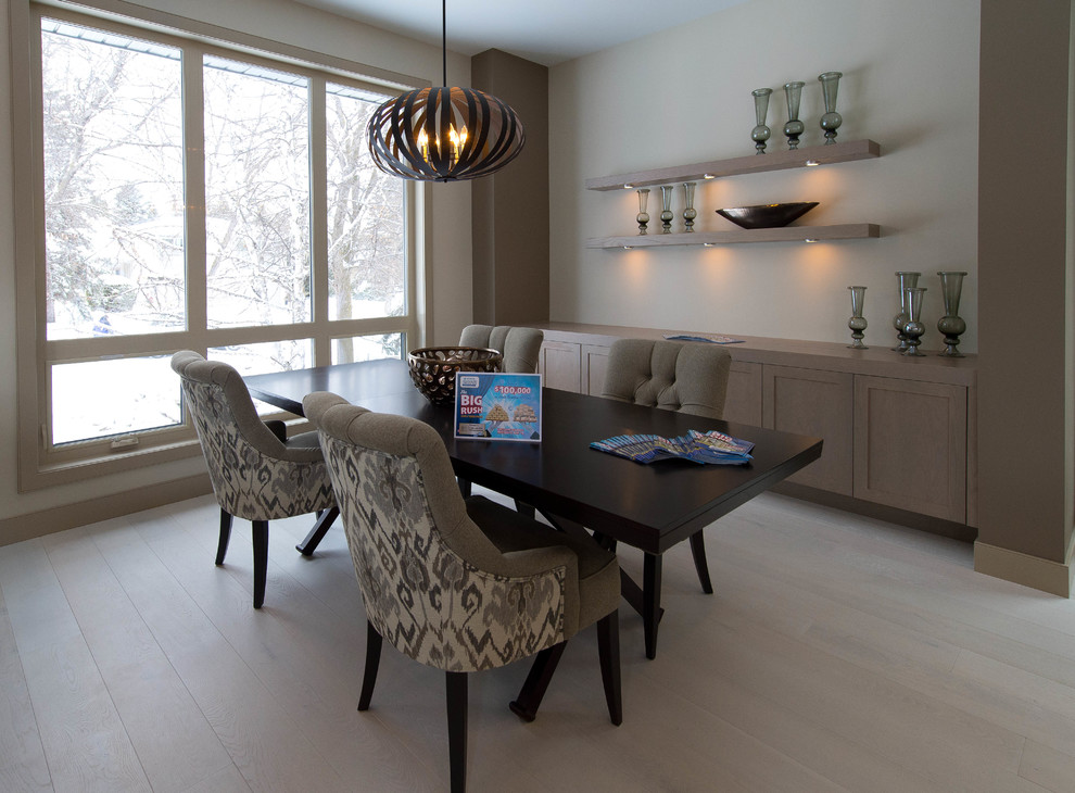 Foto di una sala da pranzo minimal di medie dimensioni con pareti beige e pavimento in legno massello medio