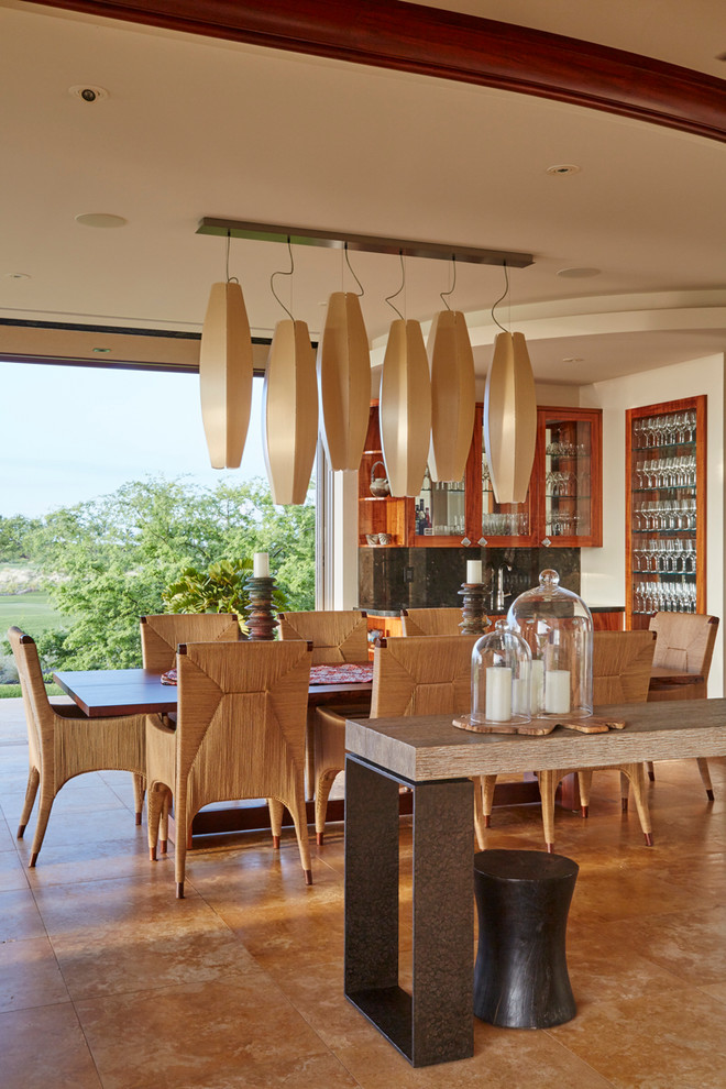 Свежая идея для дизайна: большая кухня-столовая в морском стиле с разноцветными стенами - отличное фото интерьера