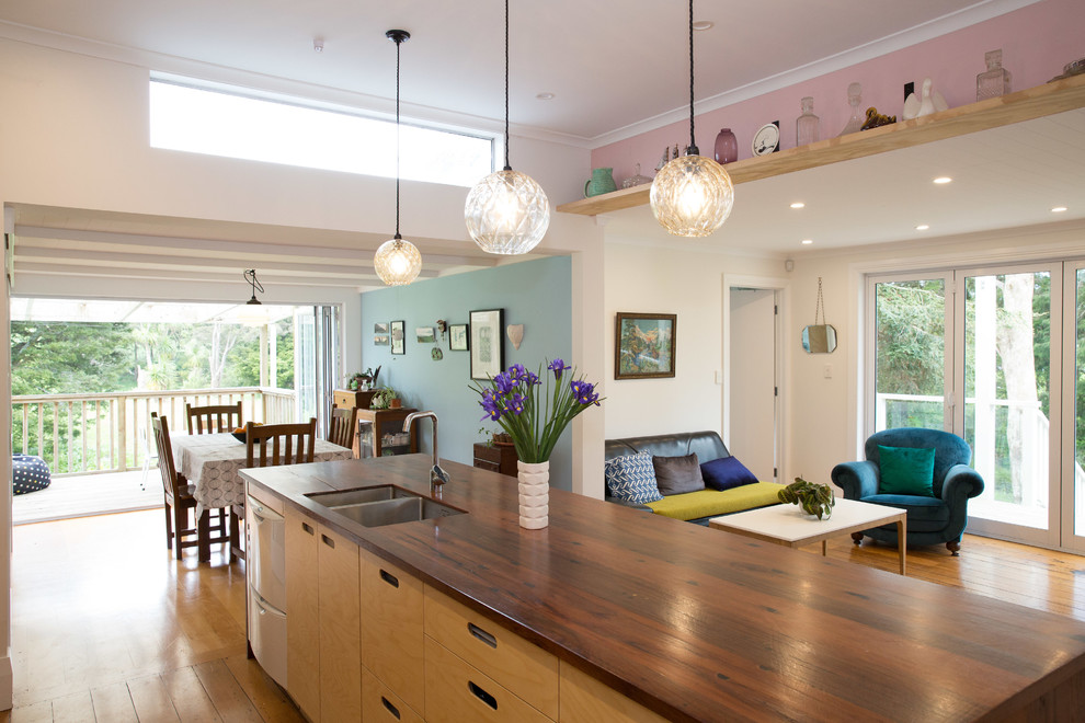 Mittelgroße Moderne Wohnküche mit blauer Wandfarbe in Auckland