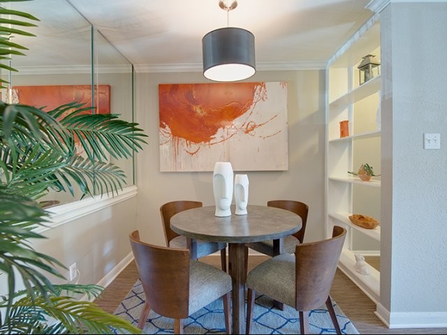 Réalisation d'une petite salle à manger ouverte sur la cuisine minimaliste avec un mur gris, un sol en vinyl et aucune cheminée.