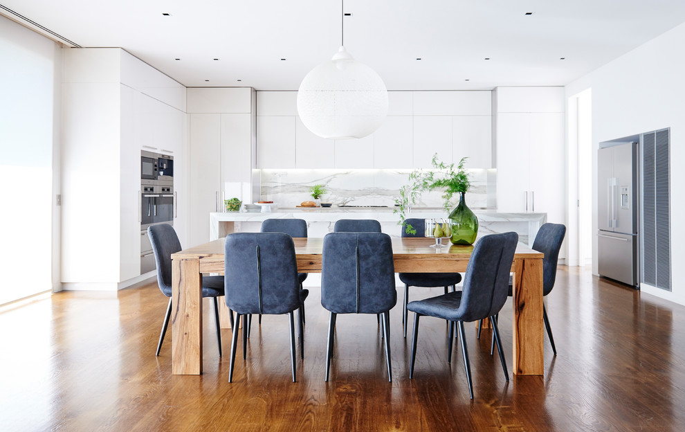 Moderne Wohnküche mit weißer Wandfarbe, dunklem Holzboden und braunem Boden in Melbourne