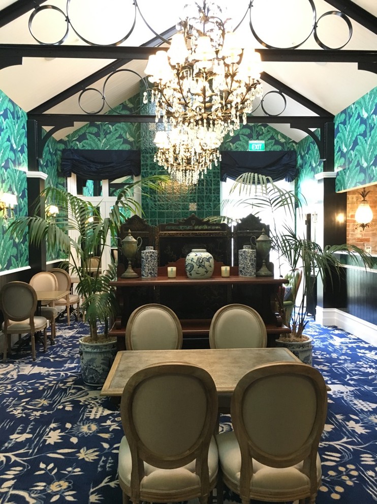 Ispirazione per una sala da pranzo aperta verso la cucina vittoriana con pareti multicolore, moquette, nessun camino e pavimento blu