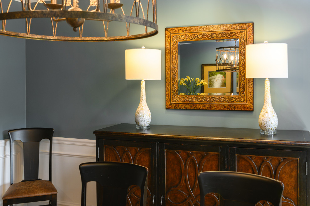 Imagen de comedor de cocina clásico de tamaño medio con paredes azules, suelo de madera en tonos medios, suelo beige y boiserie