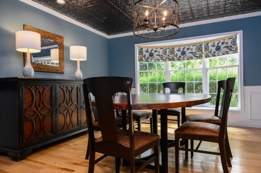 Пример оригинального дизайна: кухня-столовая среднего размера в классическом стиле с синими стенами, паркетным полом среднего тона, бежевым полом и панелями на стенах