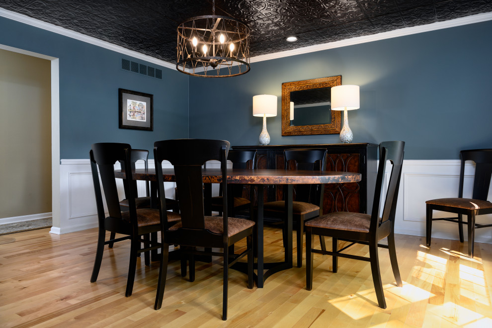 Aménagement d'une salle à manger ouverte sur la cuisine classique de taille moyenne avec un mur bleu, un sol en bois brun, un sol beige et boiseries.