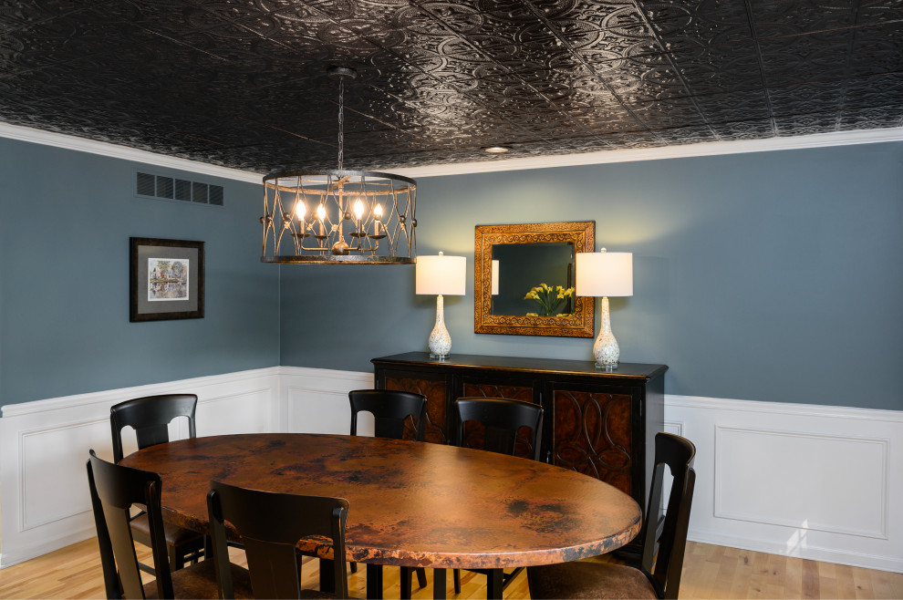 Diseño de comedor de cocina tradicional de tamaño medio con paredes azules, suelo de madera en tonos medios, suelo beige y boiserie