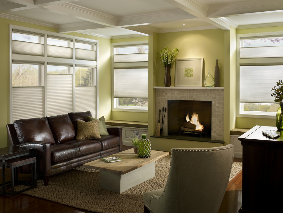 Источник вдохновения для домашнего уюта: столовая среднего размера в современном стиле с зелеными стенами, полом из винила, стандартным камином и фасадом камина из плитки