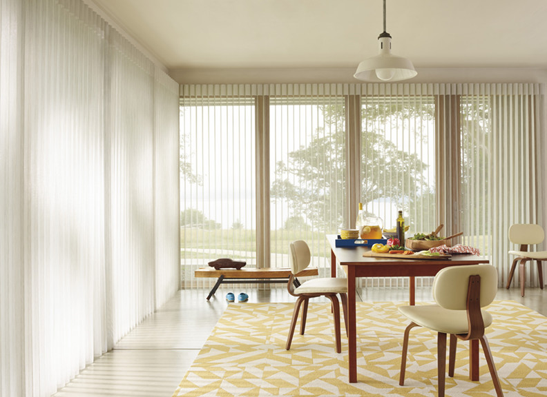 Пример оригинального дизайна: гостиная-столовая среднего размера в современном стиле с белыми стенами и бетонным полом