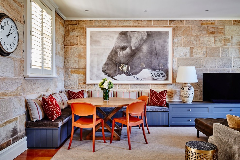 Idee per una sala da pranzo aperta verso il soggiorno american style con pareti beige e pavimento in legno massello medio