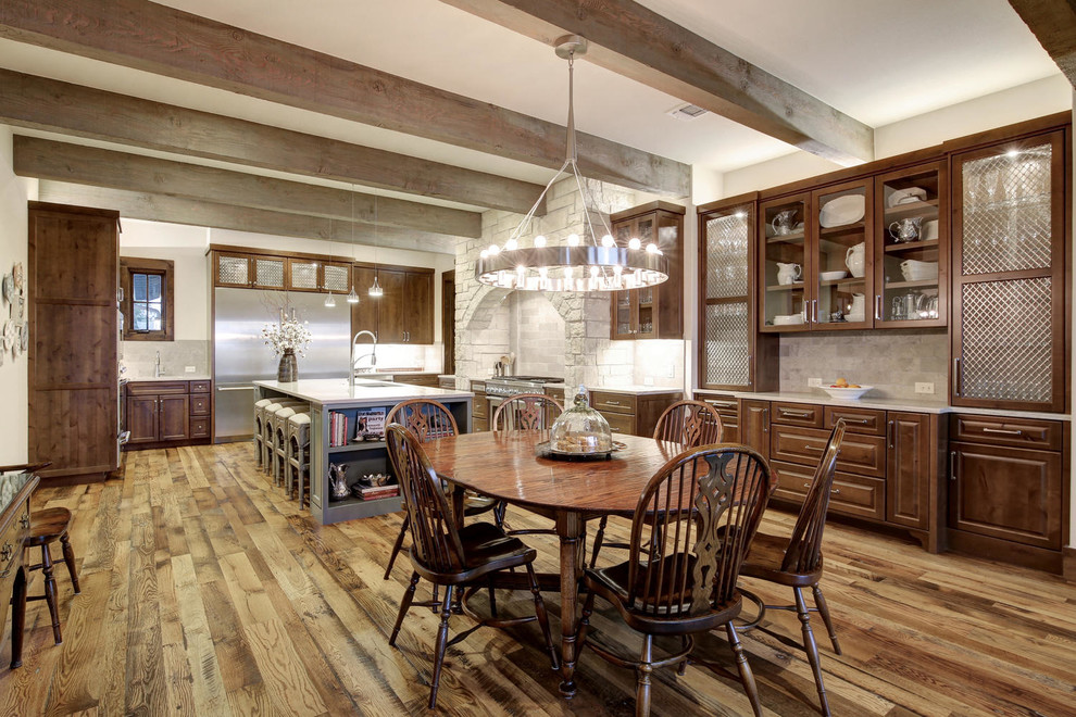 Inspiration för stora klassiska kök med matplatser, med vita väggar, ljust trägolv och flerfärgat golv