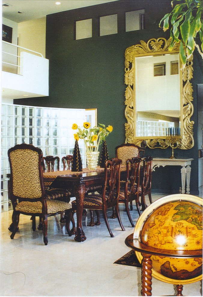 Пример оригинального дизайна: большая отдельная столовая в стиле фьюжн с зелеными стенами, полом из керамогранита и белым полом