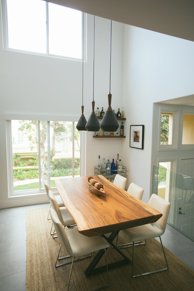 Immagine di una piccola sala da pranzo contemporanea con pareti bianche e nessun camino