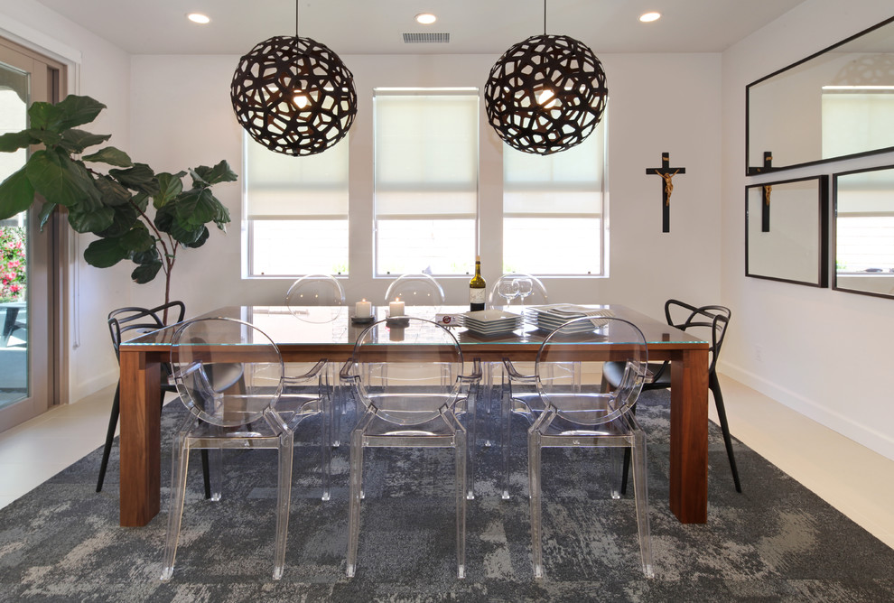 Große Moderne Wohnküche mit weißer Wandfarbe und Porzellan-Bodenfliesen in Orange County